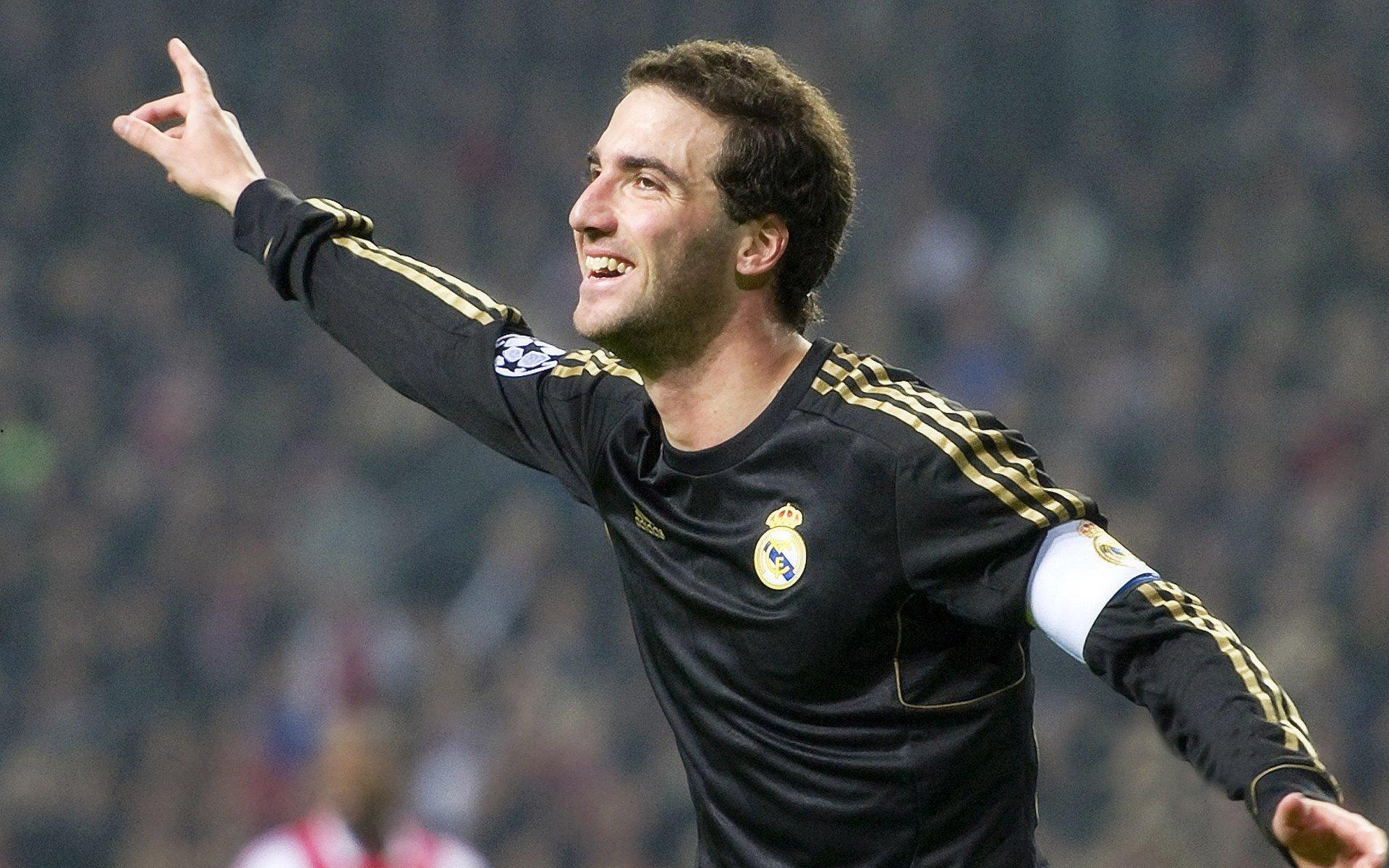 樊振东欧冠首秀展霸气可爱双重魅力 赛场上演C罗式庆祝致敬偶像